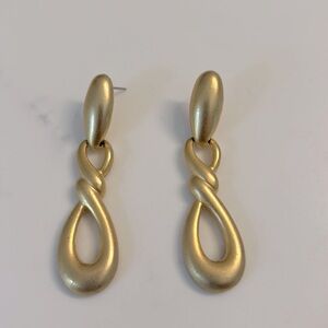 Vintage gold tone drop earrings in mint condition.